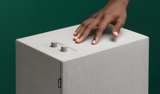 Mit Reglern kann der Lautsprecher auch ohne Smartphone bedient werden. (Bild: Urbanears)