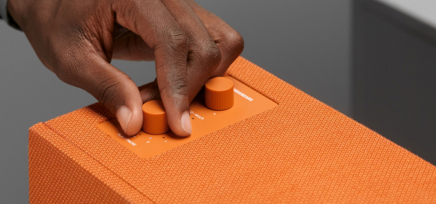 Mit Reglern kann der Lautsprecher auch ohne Smartphone bedient werden. (Bild: Urbanears)