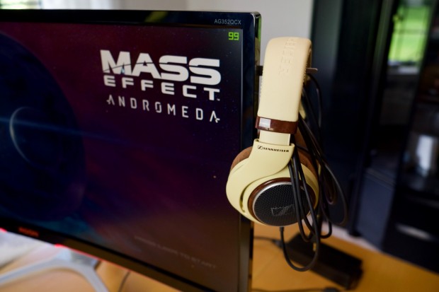 Ein Haken auf der R&uuml;ckseite h&auml;lt einen Kopfh&ouml;rer. (Foto: Michael Wieczorek/Golem.de)