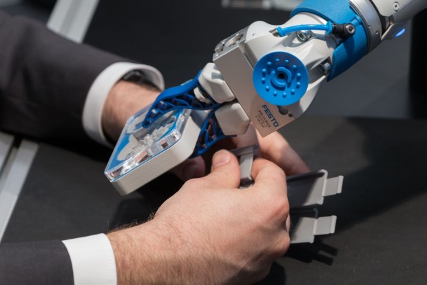 Der Roboter assistiert dem Menschen. (Foto: Werner Pluta/Golem.de)