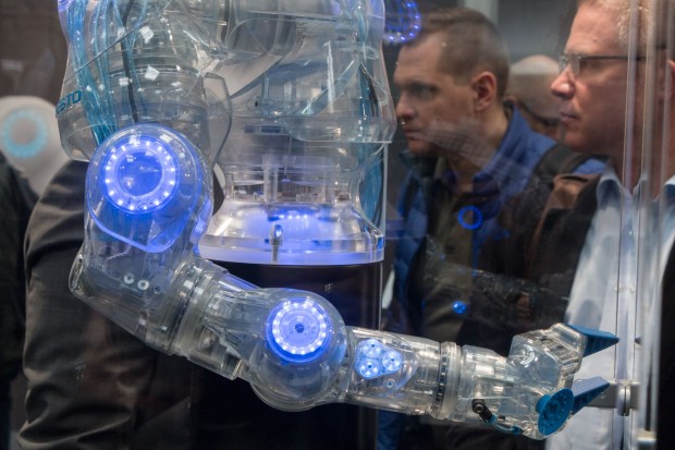 Der Bionic Cobot von Festo wird mit Druckluft betrieben. Seine Bewegungen sind sanft, damit er Menschen nicht verletzt. (Foto: Werner Pluta/Golem.de)