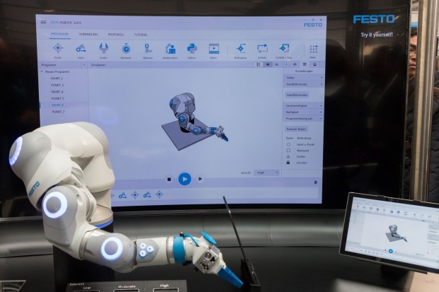 Gesteuert wird der Bionic Cobot über eine grafische Oberfläche. (Foto: Werner Pluta/Golem.de)