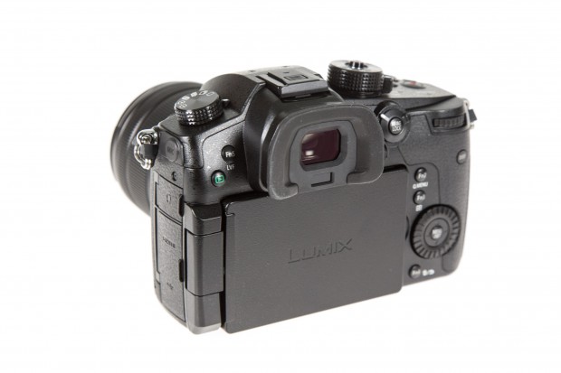 18 Kn&ouml;pfe und R&auml;der sind &uuml;berall auf dem Kamerabody verteilt ... (Foto: Martin Wolf/Golem.de)