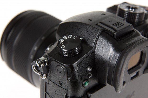 Links lassen sich per Rad die Serienbildgeschwindigkeit und der Selbstausl&ouml;ser einstellen. (Foto: Martin Wolf/Golem.de)