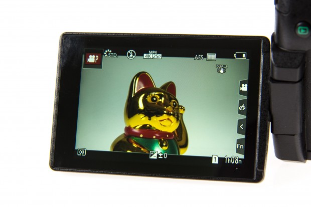 Das Schwenkdisplay ist hell und l&ouml;st mit 1,6 Millionen Bildpunkten auf. (Foto: Martin Wolf/Golem.de)