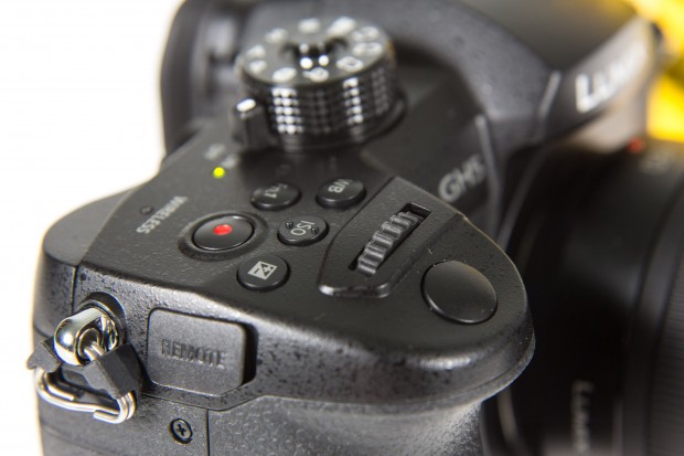 Die Buchse f&uuml;r die Fernbedienung hat eine eigene Klappe bekommen. (Foto: Martin Wolf/Golem.de)