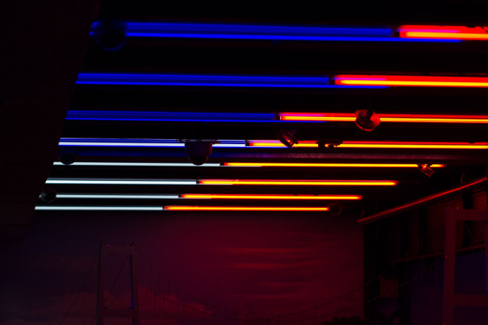 Vier Mal pro Stunde wird es Nacht - rote und blaue Leuchtmittel sorgen für die  Dämmerung. (Foto: Werner Pluta/Golem.de)