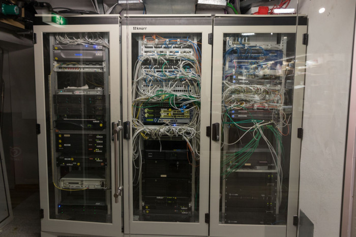 Gesteuert wird die Anlage von Computern - aber nicht von diesem. Darauf laufen Büroanwendungen. (Foto: Werner Pluta/Golem.de)