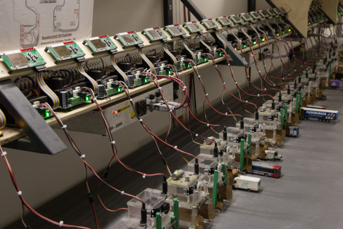 Die Autos laden ihre Akkus hinter der Anlage. (Foto: Werner Pluta/Golem.de)