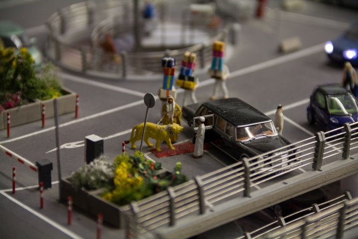 Viele kuriose Details gibt es zu entdecken, wie hier auf dem Parkplatz des Flughafens ... (Foto: Werner Pluta/Golem.de)