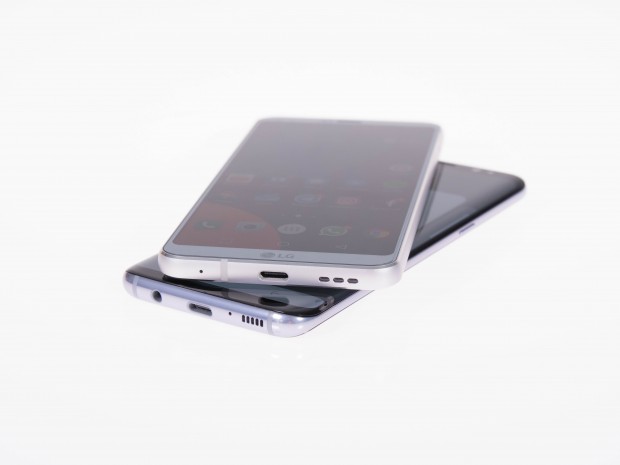 Das Galaxy S8 hat auf der Vorder- und R&uuml;ckseite abgerundete R&auml;nder, das G6 nur leicht auf der R&uuml;ckseite. (Bild: Martin Wolf/Golem.de)