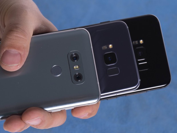 Die drei Testsmartphones nebeneinander (Bild: Martin Wolf/Golem.de)