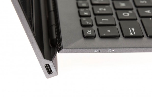 Auf der linken Seite ist der USB-Typ-C-Anschluss f&uuml;r das Netzteil. (Bild: Martin Wolf/Golem.de)