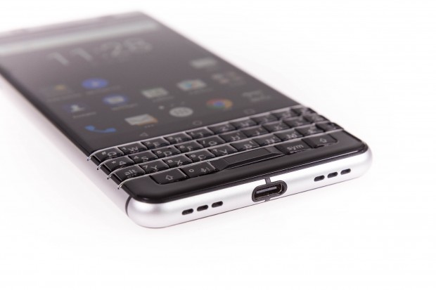 Auf der Unterseite gibt es einen USB-Typ-C-Anschluss. (Bild: Martin Wolf/Golem.de)