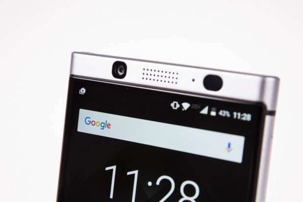 Vorne ist eine 8-Megapixel-Kamera mit LED-Licht verbaut. (Bild: Martin Wolf/Golem.de)