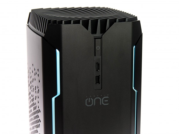 Die Front-Anschl&uuml;sse eignen sich f&uuml;r VR-Headsets (Foto: Martin Wolf/Golem.de)