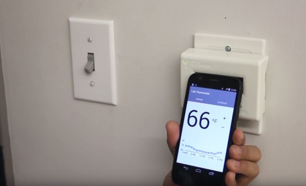 Das von den Forschern der Carnegie-Mellon-Universität präparierte Smartphone ruft die Steuerungs-App eines smarten Thermostats auf, nachdem es die EM-Signatur erkannt hat. (Screenshot: Golem.de)