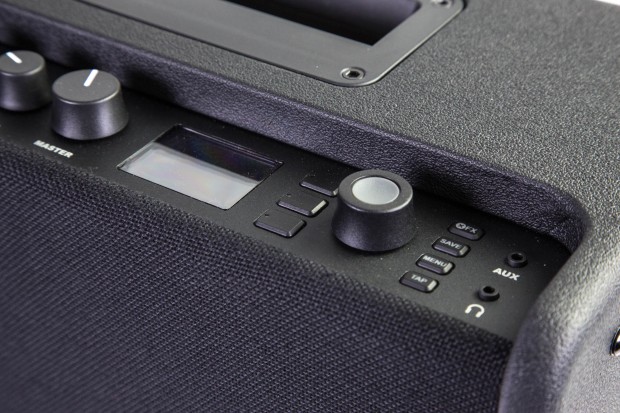 Das Rad auf der rechten Seite dient zum einen zur Lautstärkeeinstellung, zum anderen als Auswahlrad. (Bild: Martin Wolf/Golem.de)