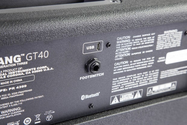 Auf der Rückseite ist ein Anschluss für einen optionalen Fußschalter. (Bild: Martin Wolf/Golem.de)