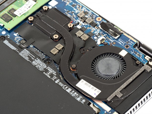 Unter den Heatpipes sitzt der AMD-Chip (Foto: Martin Wolf/Golem.de)