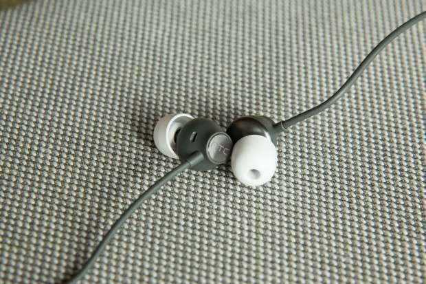 Der mitgelieferte Kopfh&ouml;rer unterst&uuml;tzt automatische L&auml;rmunterdr&uuml;ckung - das funktioniert aber nur am U11 selbst, da sie vom Telefon berechnet wird. (Bild: Martin Wolf/Golem.de)