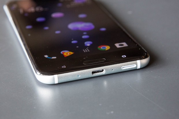 Geladen wird das U11 &uuml;ber einen USB-Typ-C-Anschluss, an den auch die mitgelieferten Kopfh&ouml;rer angeschlossen werden. (Bild: Martin Wolf/Golem.de)