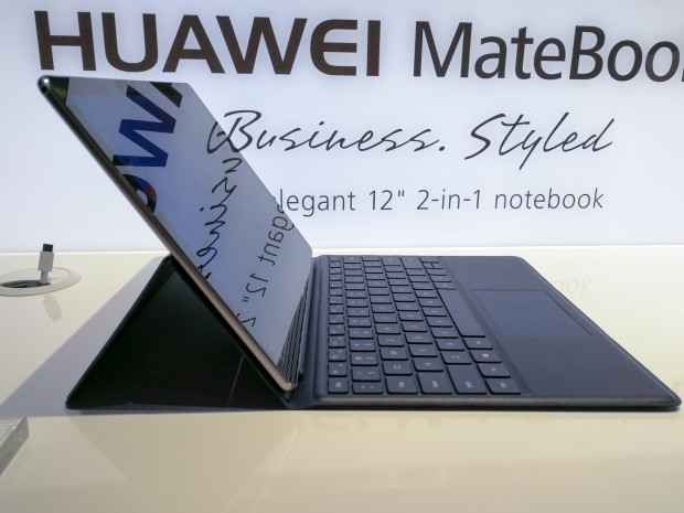 Das Matebook E kommt wie sein Vorg&auml;nger Matebook mit einer abnehmbaren Tastatur. (Bild: Tobias K&ouml;ltzsch/Golem.de)