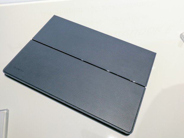 Das Matebook E mit zugeklapptem Tastatur-Cover (Bild: Tobias K&ouml;ltzsch/Golem.de)