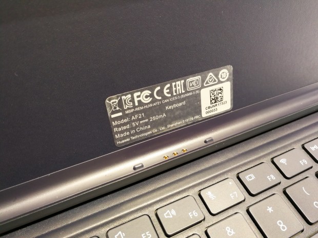 Die Halterung an der Tastatur des Matebook E (Bild: Tobias K&ouml;ltzsch/Golem.de)