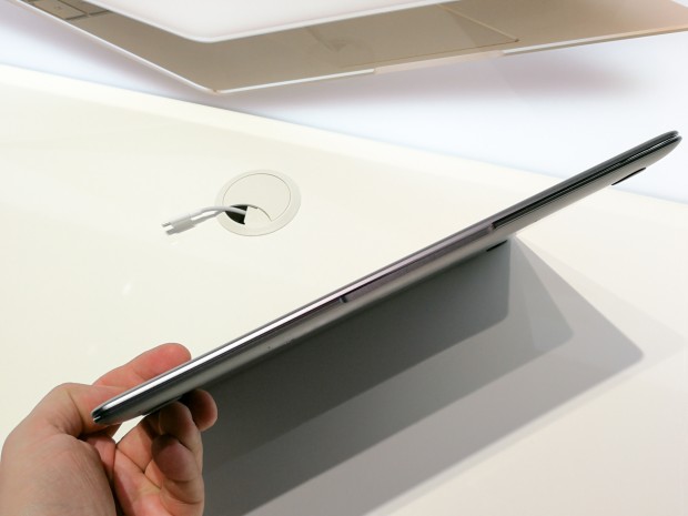 Huaweis erstes Notebook ist nicht nur von der Fl&auml;che her kompakt gebaut, sondern auch sehr d&uuml;nn. (Bild: Tobias K&ouml;ltzsch/Golem.de)