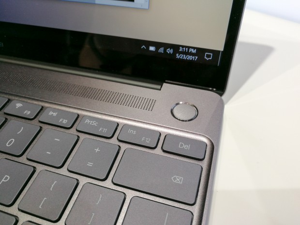 Im Ein-Schalter ist ein Fingerabdrucksensor untergebracht. (Bild: Tobias K&ouml;ltzsch/Golem.de)