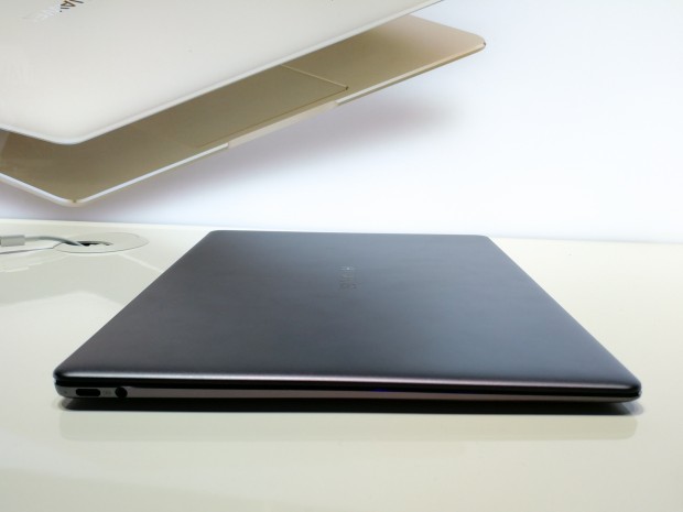 Das zusammengeklappte Matebook X (Bild: Tobias K&ouml;ltzsch/Golem.de)