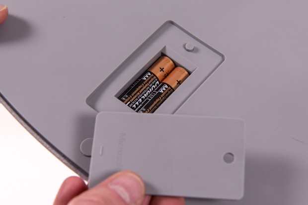 Unten befindet sich das Batteriefach - die Batterielaufzeit wird mit bis zu einem Jahr angegeben. (Bild: Martin Wolf/Golem.de)