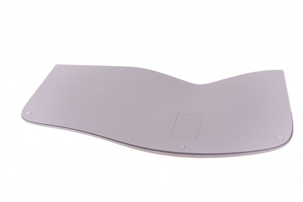 Auf der Unterseite gibt es keine Vorrichtungen, um die Tastatur anzukippen. (Bild: Martin Wolf/Golem.de)