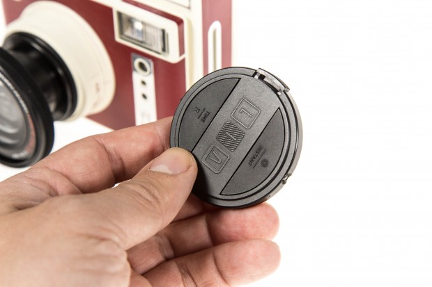 Der Objektivdeckel ist ein Fernausl&ouml;ser. (Bild: Martin Wolf/Golem.de)