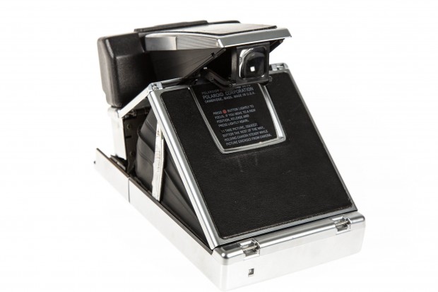 Die Kamera ist eine faltbare Spiegelreflexkamera und damit ziemlich ungew&ouml;hnlich. (Bild: Martin Wolf/Golem.de)