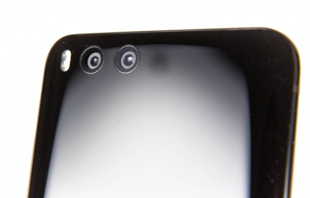 Das Mi 6 hat gleich zwei Kameras auf der Rückseite, die wie beim iPhone zusammenarbeiten. Ein Objektiv hat eine umgerechnete Brennweite von 26 mm, das andere 52 mm. (Bild: Martin Wolf/Golem.de)