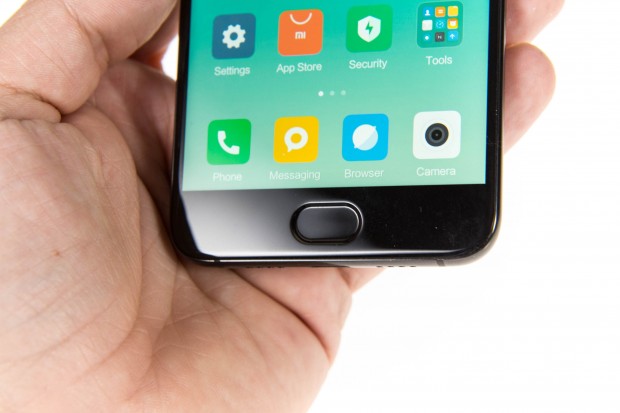 Dank der Displaygröße von 5,15 Zoll liegt das Mi 6 Gut in der Hand. (Bild: Martin Wolf/Golem.de)