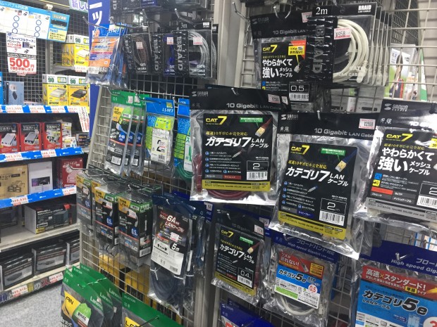 Hochwertige und ziemlich teure Netzwerkkabel gibt es auch. (Foto: Andreas Sebayang/Golem.de)