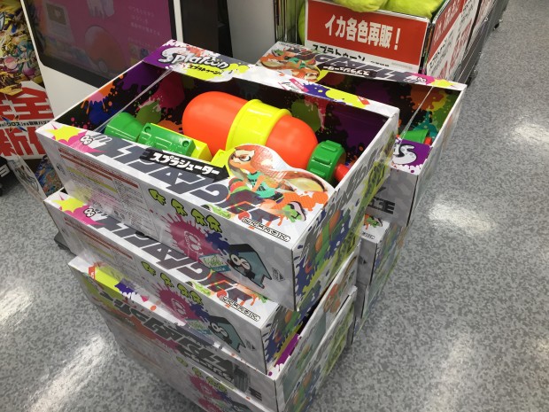 Splatoon-Wasserkanonen? Auch das findet sich in japanischen Elektronik-Kaufh&auml;usern. (Foto: Andreas Sebayang/Golem.de)