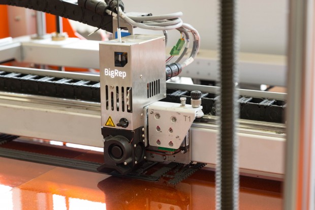 Die Ersatzteile f&uuml;r die Bahn werden auch mit dem Big-Rep-Drucker hergestellt. (Bild: Martin Wolf/Golem.de)