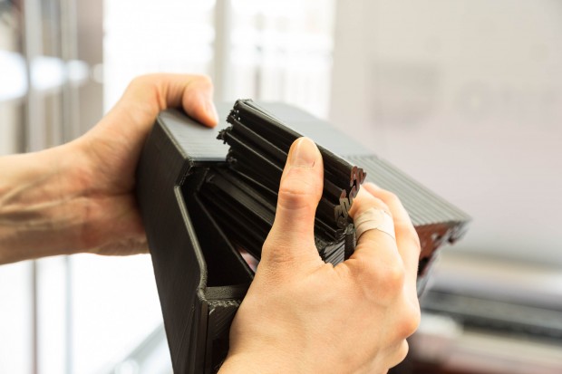 Bei einigen Teilen m&uuml;ssen noch Hilfsverstrebungen entfernt werden. (Bild: Martin Wolf/Golem.de)