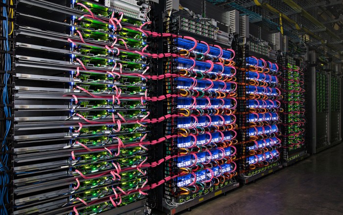 Die neuen TPUs stapelt Google in seinen Rechenzentren zu Servern. (Bild: Google)