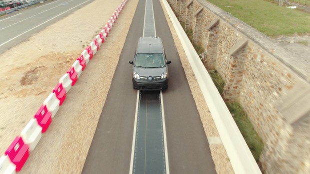Die Teststrecke im französischen Versailles ermöglicht das Aufladen von Elektroautos während der Fahrt. (Foto: Qualcomm)