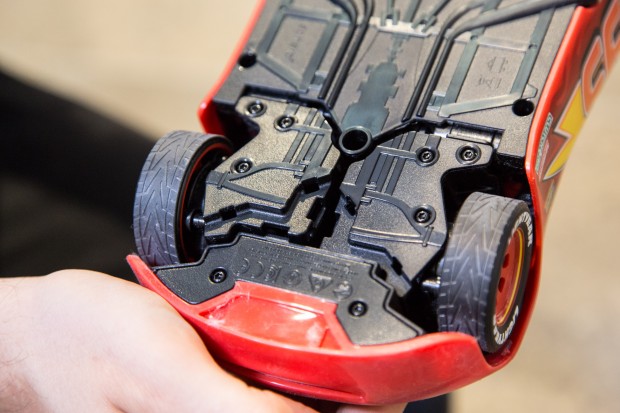 Im Auto steckt einiges an Technik. Die Frontr&auml;der sind auch vertikal beweglich. (Foto: Martin Wolf/Golem.de)