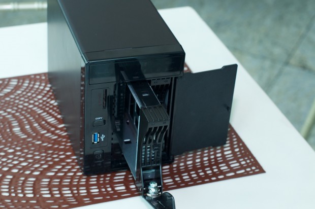 Es gibt Platz für zwei 3,5-Zoll-Schächte. (Foto: Andreas Sebayang/Golem.de)