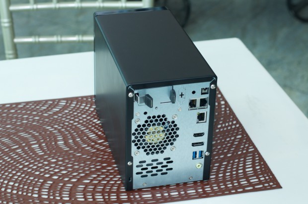 Um den Akku herauszunehmen, muss die linke Feder eingedrückt werden ... (Foto: Andreas Sebayang/Golem.de)