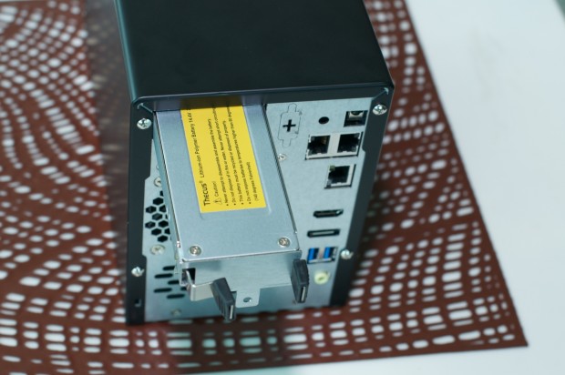 ... und mit der rechten der Akku herausgezogen werden. (Foto: Andreas Sebayang/Golem.de)