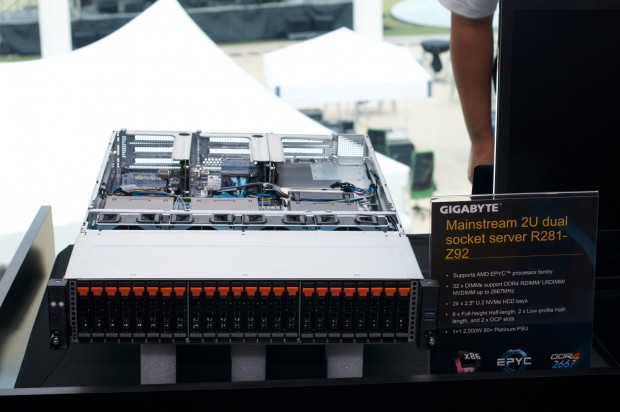 Gigabyte versucht als Serverhersteller an Bedeutung zu gewinnen und zeigt einen Server für viele U.2-SSDs ... Foto: Andreas Sebayang/Golem.de)