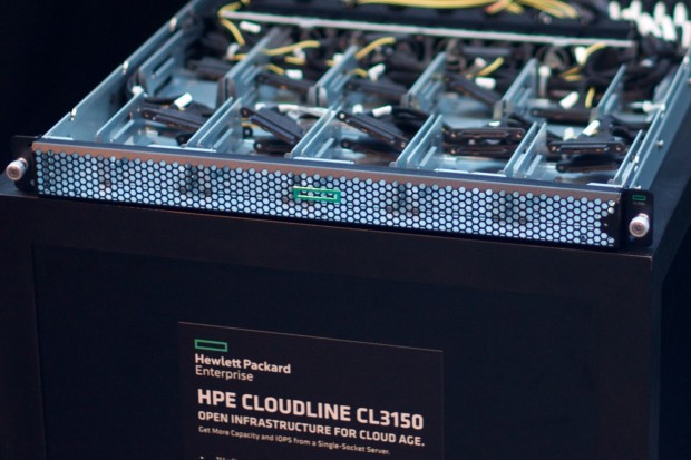 Der Cloudline-Server bringt in einer Höheneinheit viele SSDs unter. Von der Front erreichbar sind diese allerdings nicht. (Foto: Andreas Sebayang/Golem.de)
